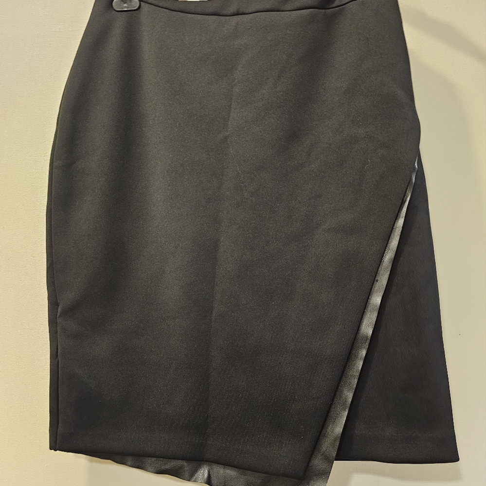 Black mid length Calvin Klein skirt, size 8